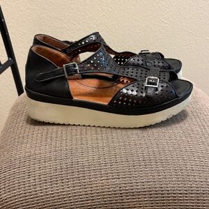 L’Armour Des Pieds black leather sandals